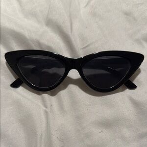 Chic Black Cat-Eye Sunglasses